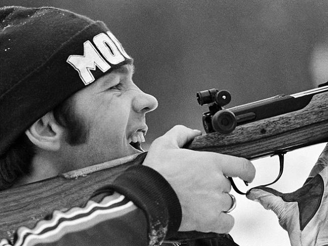 Николай Круглов (старший), олимпийский чемпион 1976 г., с винтовкой БИ-5.