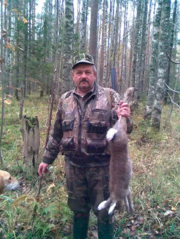Охотник с добытым зайцем